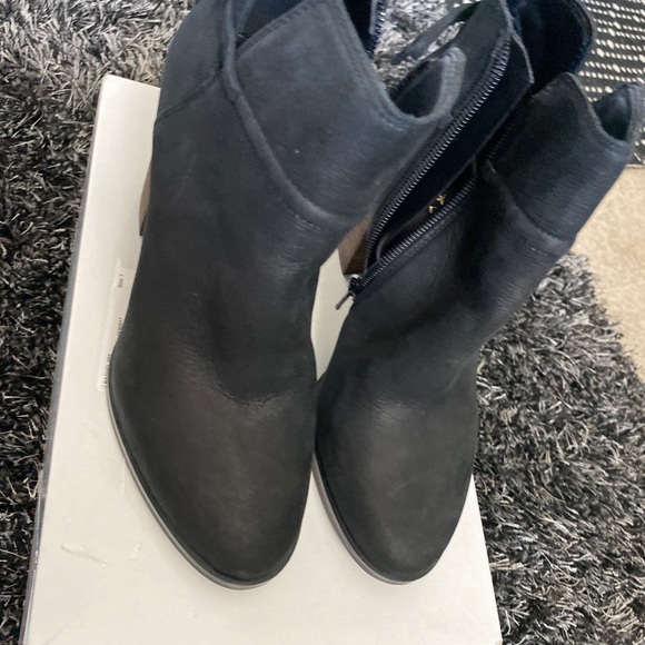 Gibson Latimer Booties - Picture 2 of 3